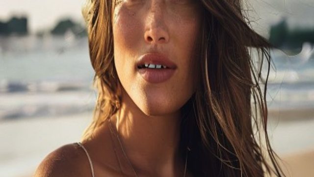 Bella Thorne's Bold Beach Look: A Trendsetting Moment